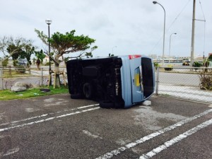 石垣島で台風で車が横転