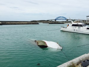 石垣島で台風で船が沈没